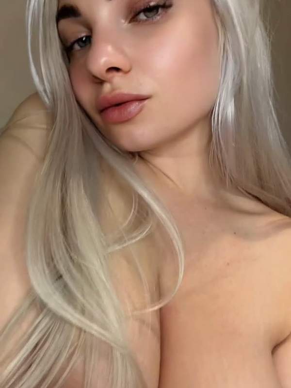 Nackte blonde Amateurin mit großen natürlichen Brüsten und Tätowierung