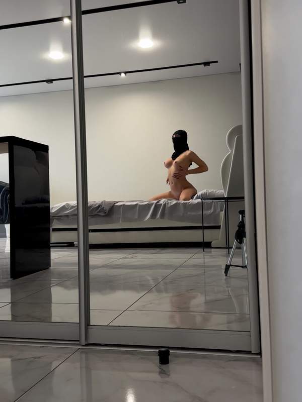Schöne Araberin mit Hijab masturbiert