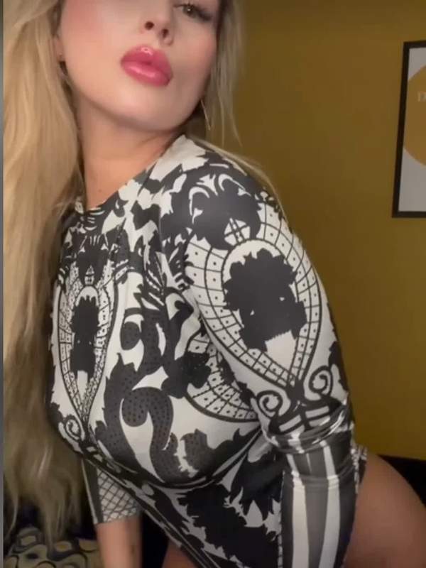 Asiatische Frau lutscht BBC und nutzt Analdildo