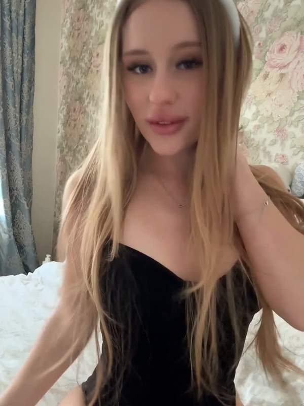 Blondes Solo-Mädchen zeigt ihre Titten