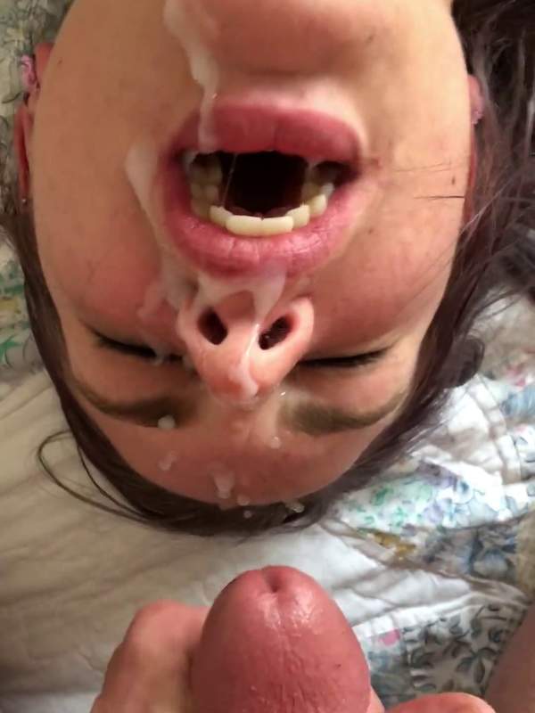 Amateurin lässt sich Gesicht von Sperma bedecken
