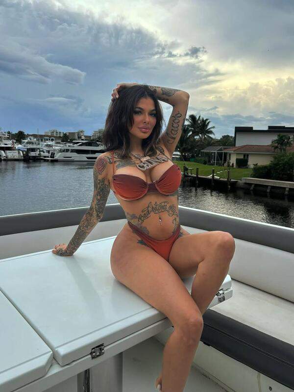 Celina Powell zeigt ihre nackten Fotos und Bikinis