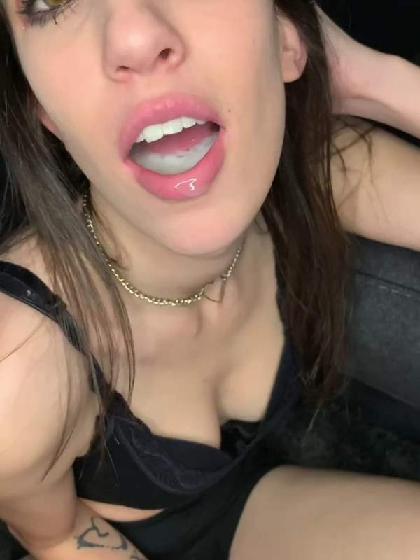 Brünette Amateurin schluckt Cumshot