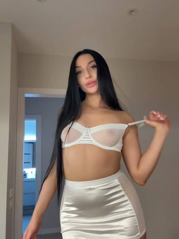 So feucht und frei - ein geiles Teen mit kleinen Titten und einem perfekten Arsch