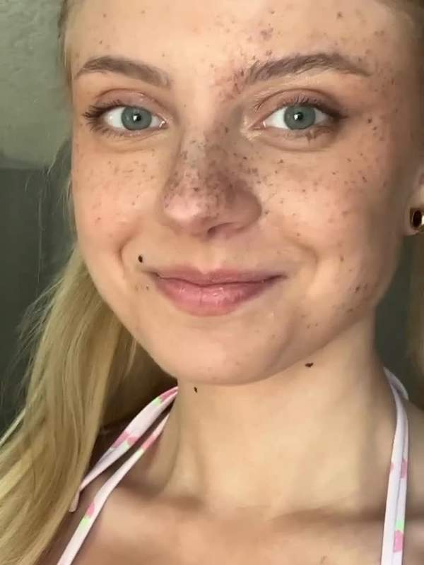 Blonde Amateurtätowierte Frau wird im OnlyFans-Clip beim Necken durchgesickert
