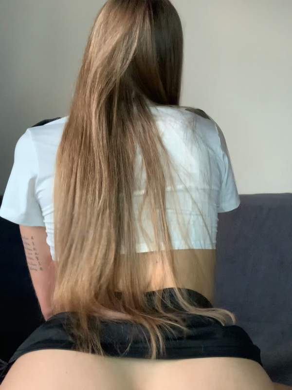 Brünette Xenia tanzt lustig und neckt