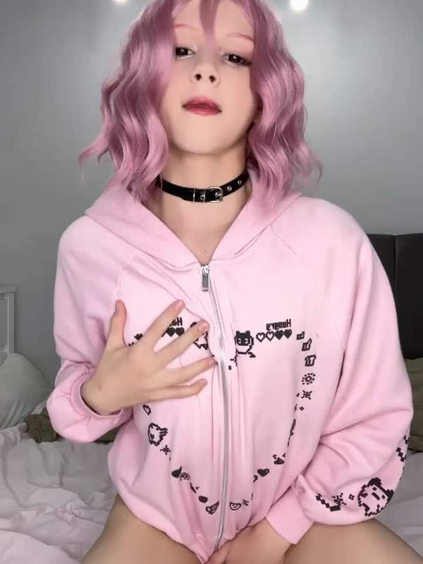 Femboy mit rosa Haaren zeigt rosa Höschen