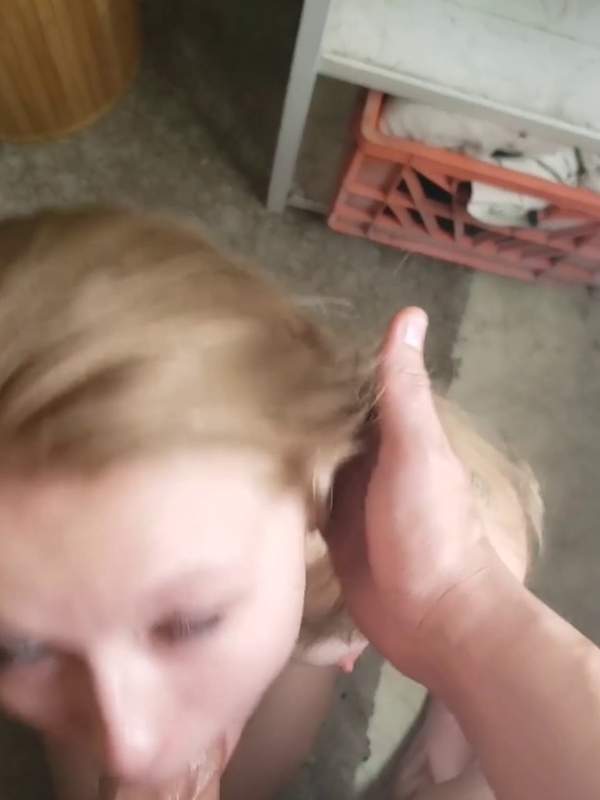 Blond Teenage Mädchen lutscht Bälle und wartet auf Gesicht