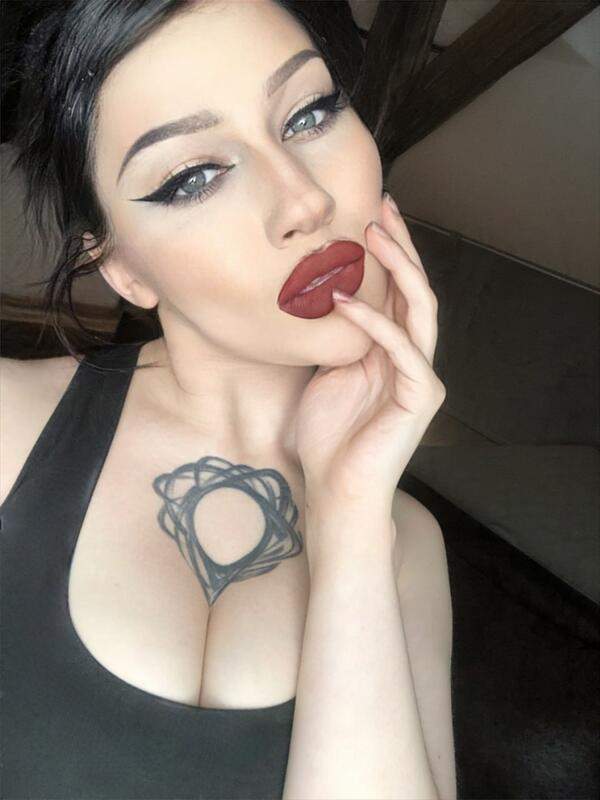 Junges asiatisches Mädchen mit großen Brüsten und Tattoo zeigt sich in Unterwäsche und leckt sich selbst