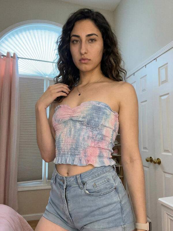 Brünette Lateinamerikanerin zeigt nacktes Foto und bittet um Chat