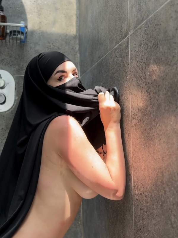 Hijabige Frau mit großen Titten lutscht Arsch im Solo