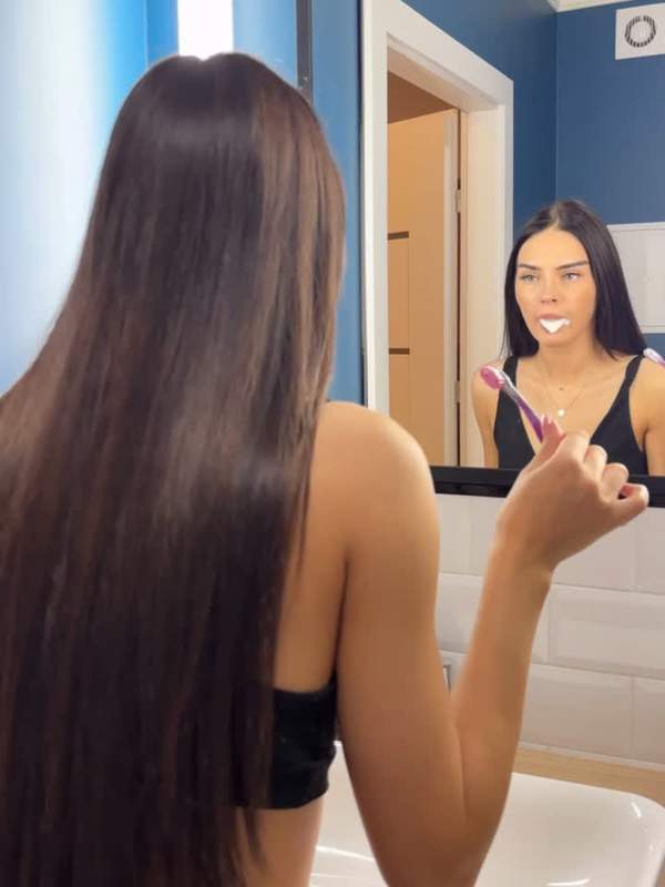 Junges Mädchen zeigt Skincare-Routine und Necken
