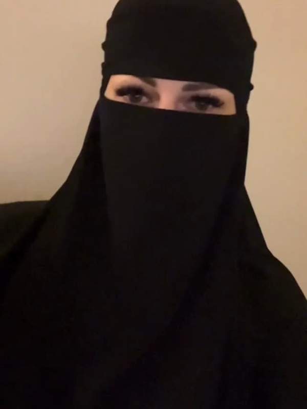 Jasmina zeigt ihre großen natürlichen Titten und nasse Muschi