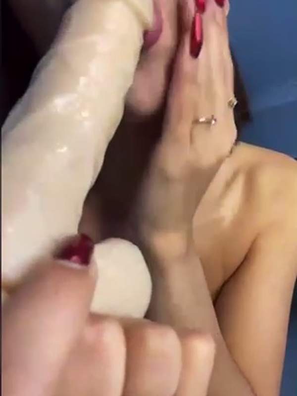 Brunette mit großen Titten fickt mit ihrem weißen Dildo