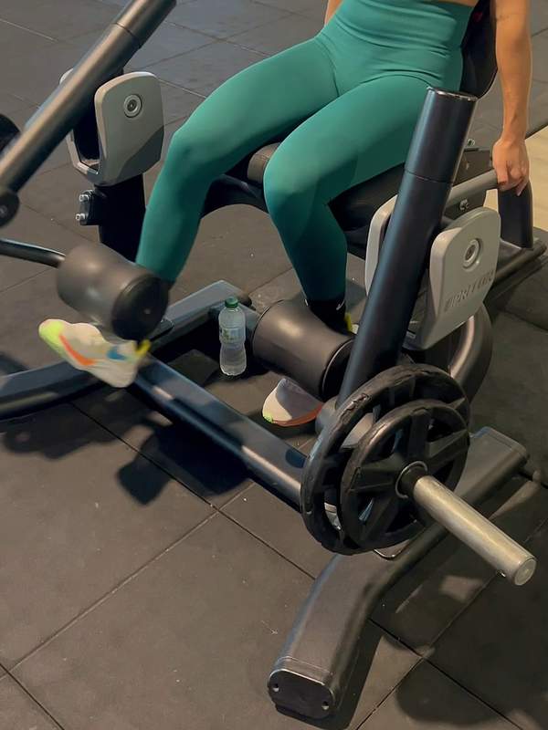 Niedliches Mädchen macht im Fitnessstudio Sex