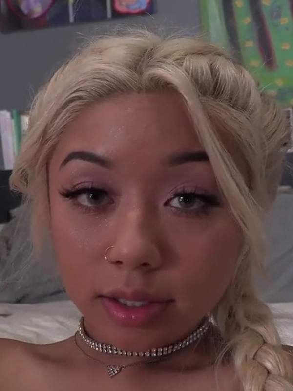 Asiatische Amateurin mit Tattoos saugt und reitet