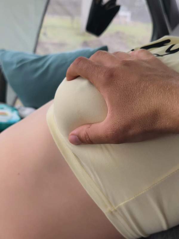 Ich lutsche den harten Schwanz und spüre den tiefe Schluck