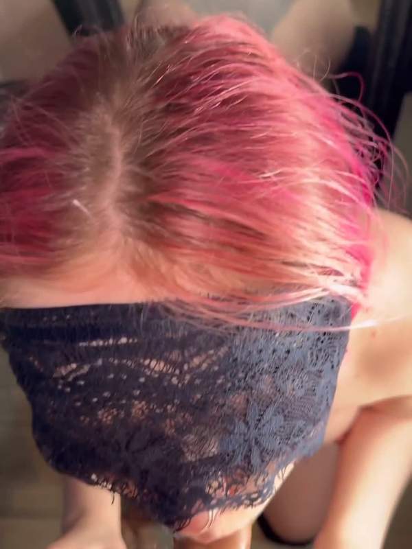 Amateurin lutscht im vertikalen Porno