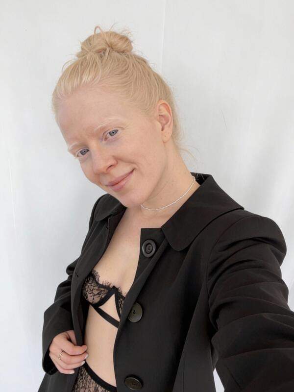 Blonde Amateurin zeigt nackte Fotos und durchsickert Unterwäsche