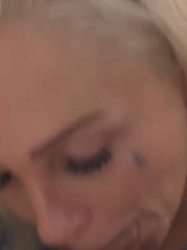 Blonde MILF reitet auf 22-Jährigem