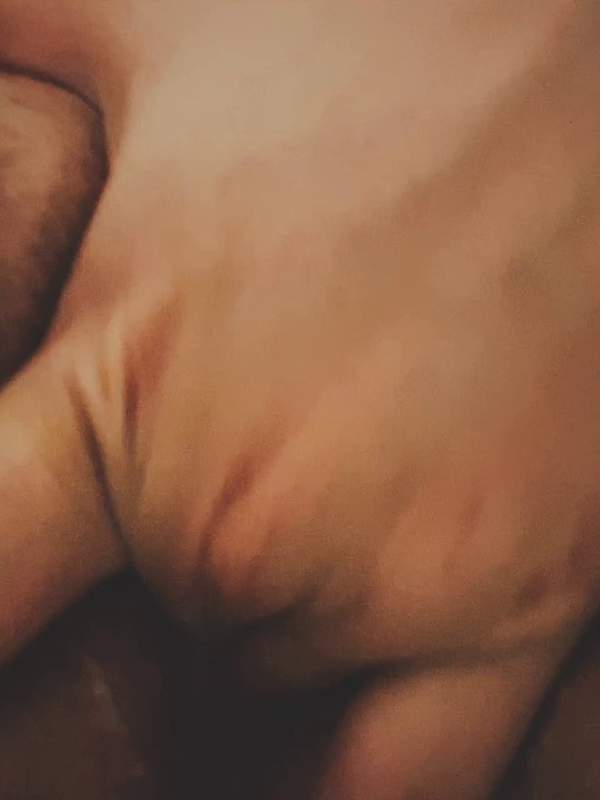 Amateurin lässt Sahne auf Hand im Freien