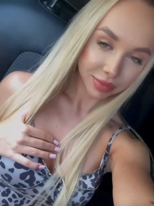 Neunzehnjährige Blonde masturbiert im Auto