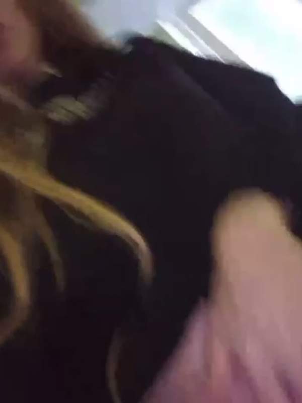 Blonde Russin masturbiert mit ihrem Schwanz
