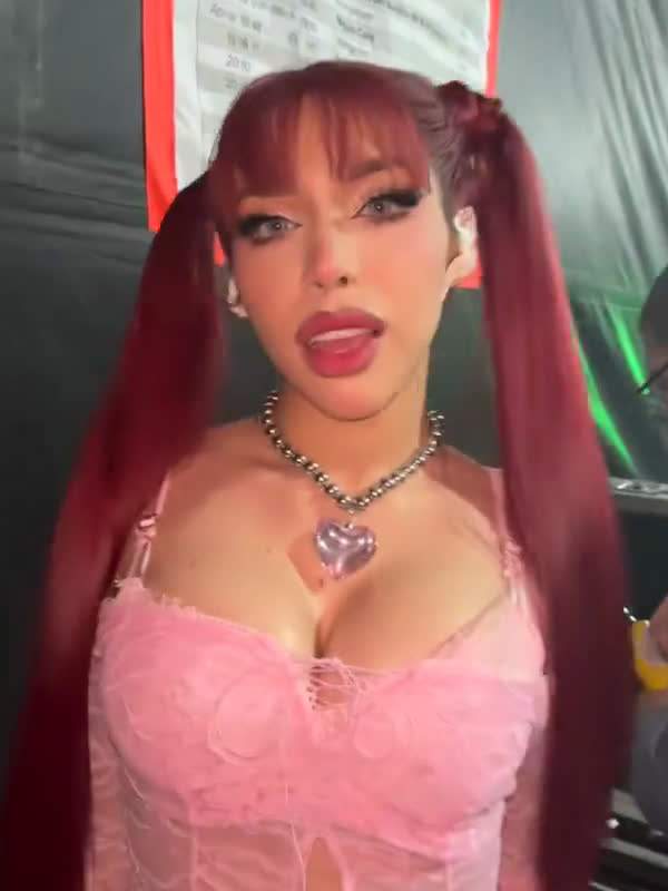 Nackte Yeri Mua zeigt ihre großen Titten im Solo-Onlyfans-Video