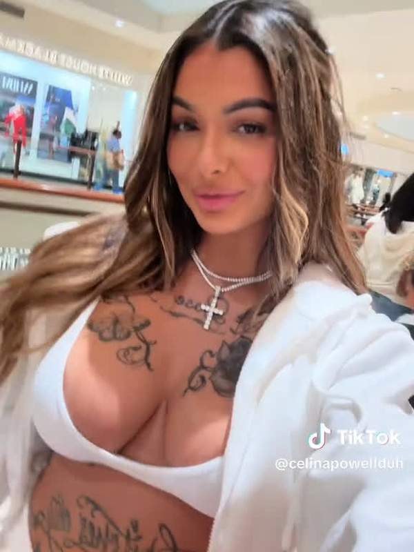Celina Powell zeigt ihre Tätowierung und nimmt dick für anal