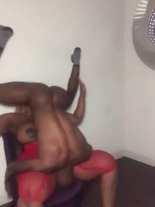 Ebony Queen lutscht auf Stuhl