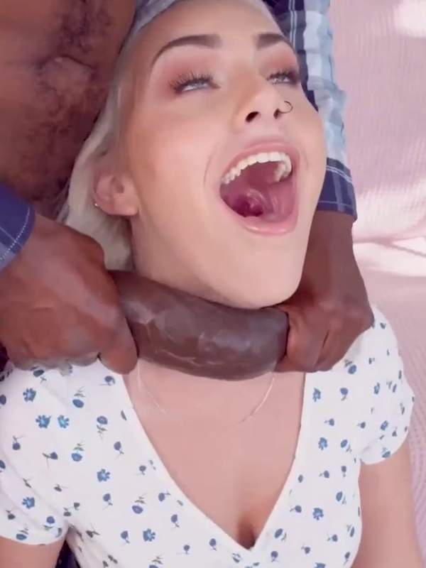 Schwarze Titanen machen Ebony beim Lutschen