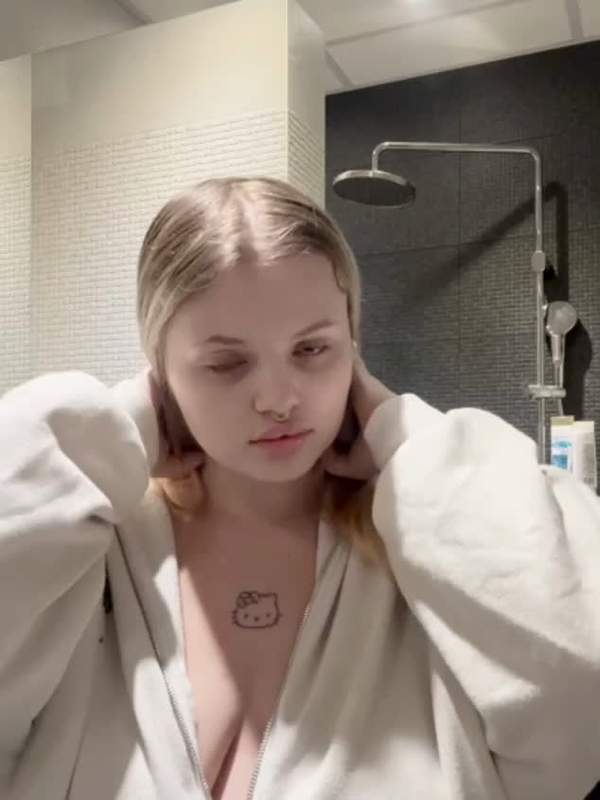 Blondine zeigt nassen Arschloch mit Analdildo