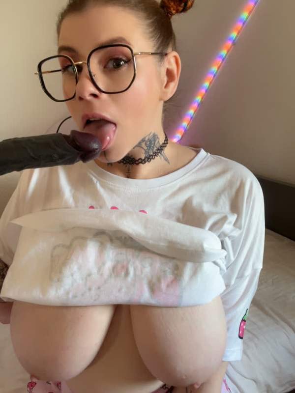 Ich necke mich mit Dildo und zeige meine großen natürlichen Titten