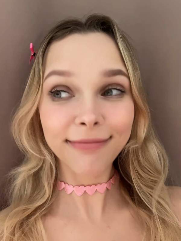 Niedliches blondes Mädchen zeigt sich als süßes Amateur-Mädchen