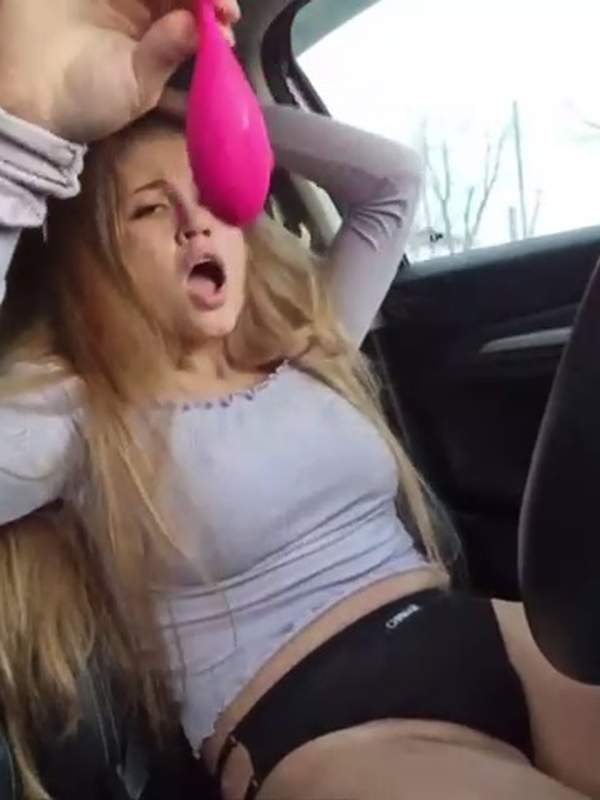 Wildes Mädchen spritzt beim Auto ficken ab