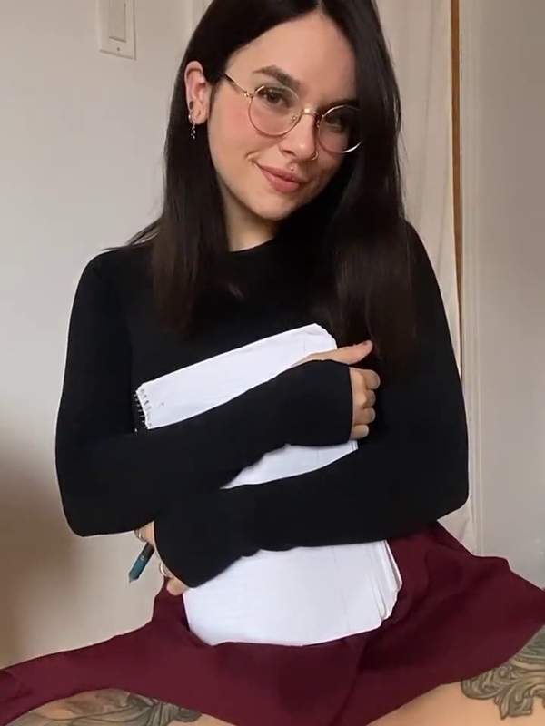 Brünette mit Brille sitzt auf Stuhl und hat nasse Unterwäsche