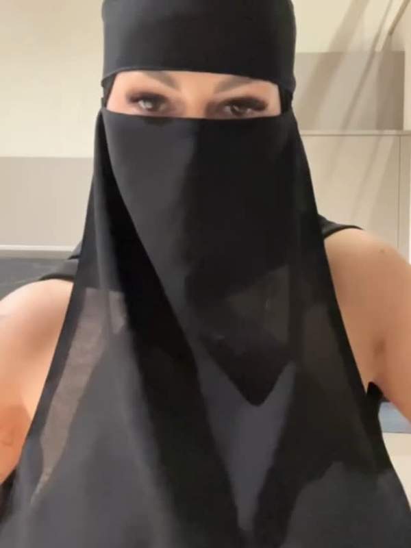 Jasmina zeigt ihre muslimische Freundin