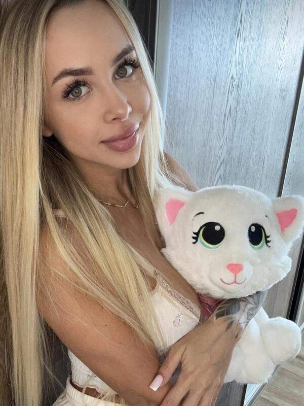 Blonde Tschechin zeigt ihre venösen Beine