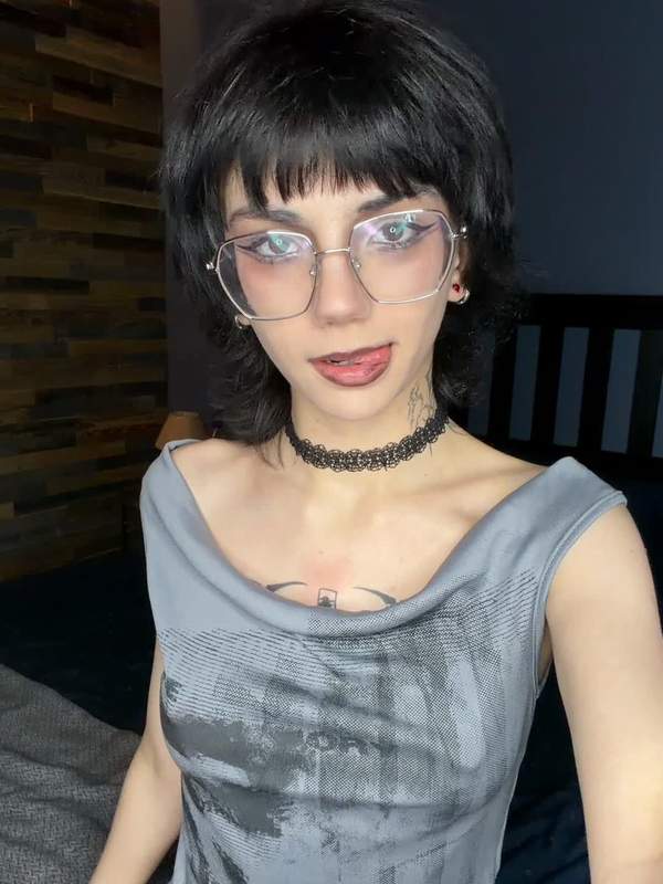 Niedliches Mädchen mit Brille und kleinen Titten spielt mit nasser Scheide
