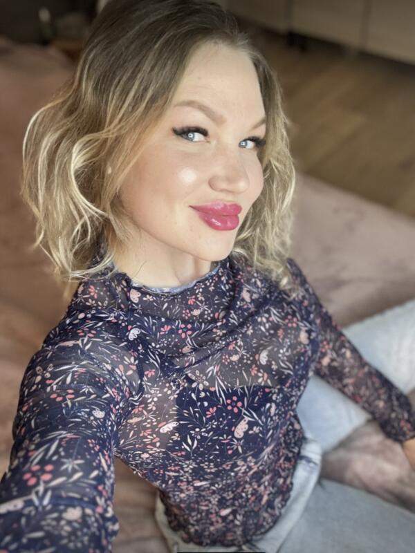 Solo-Szene mit nassen Muschi und Anal