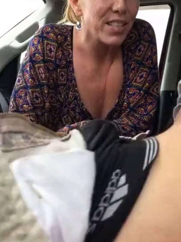 Reife Amateurfrau wird im Auto im Parkhaus oral sexiert