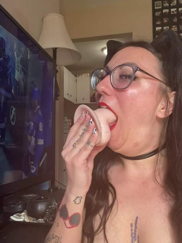 Naive Frau mit Brille nimmt Dildo in den Mund