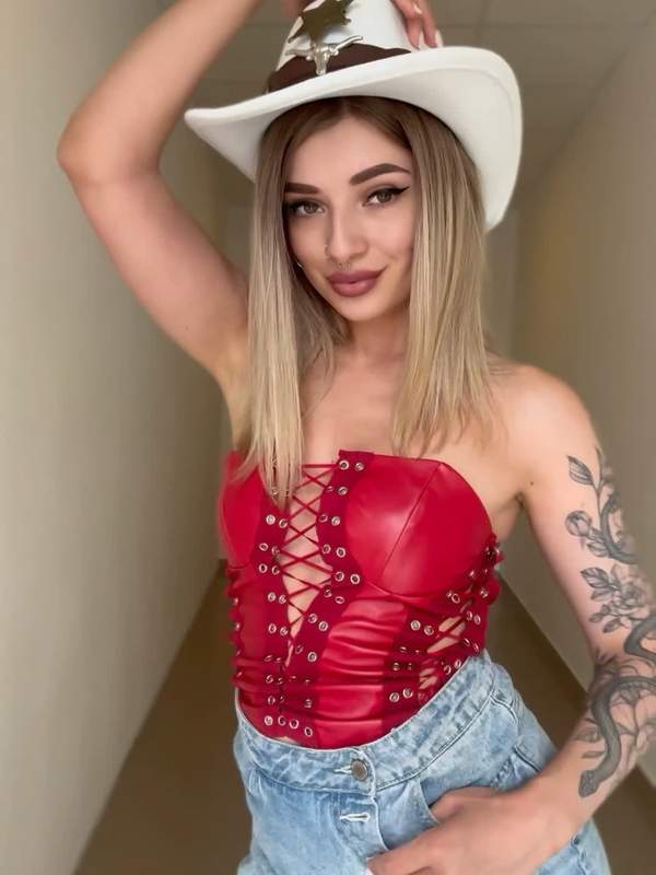 Tätowierte Cowgirl reitet umgekehrt auf Cowboy