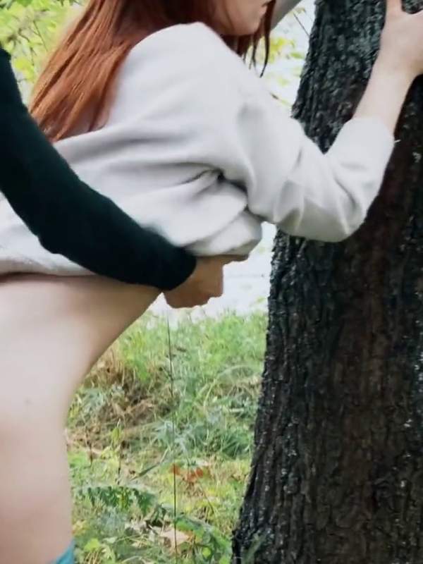 Ich fange im Wald mit nacktem Arsch an