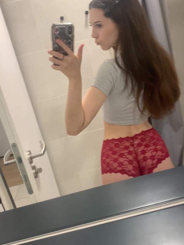 Brünette Amateurein mit großen Titten wird nackt gefickt