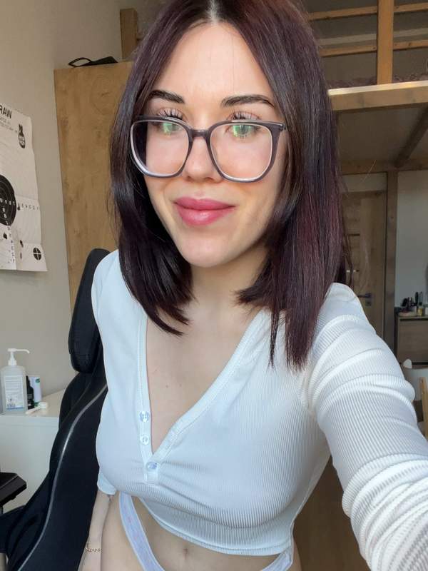 Brünette mit Brille zeigt ihre großen tanzenden Brüste