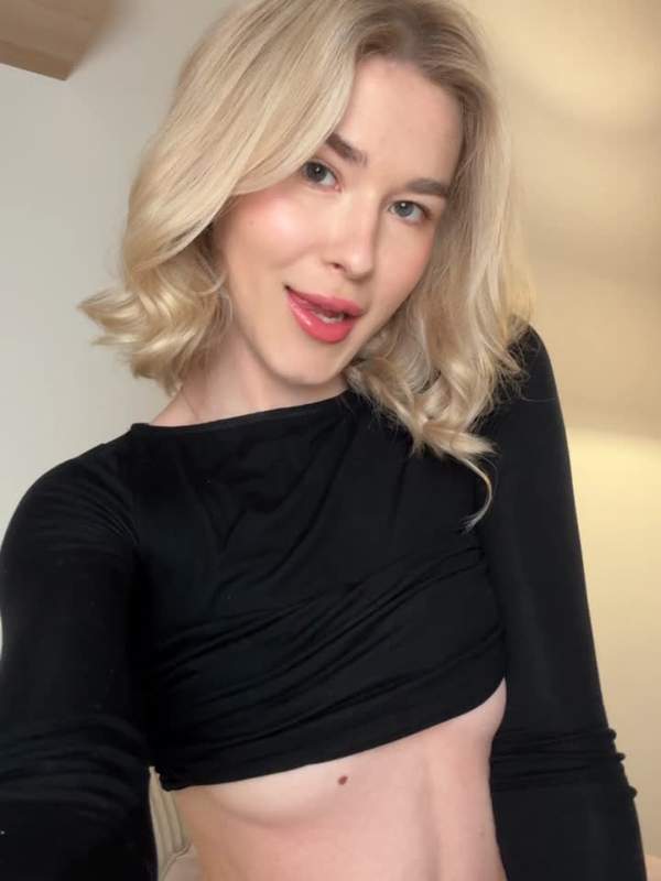 Blondes Mädchen zeigt versteckten Bauch