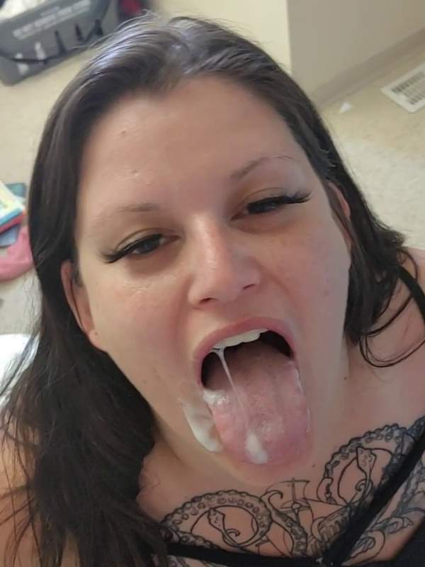 Amateurin zeigt Tattoos und schluckt Sperma