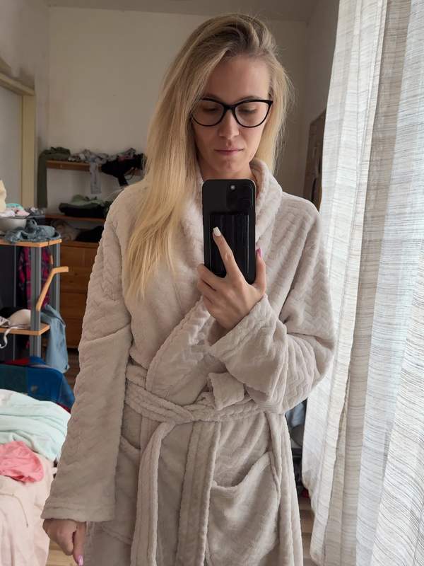 Rebecca lässt es im Bad durchsickern