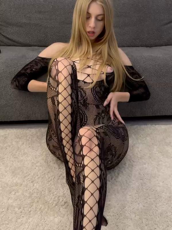 Blonde Amateurin mit Tätowierung lutscht sich selbst